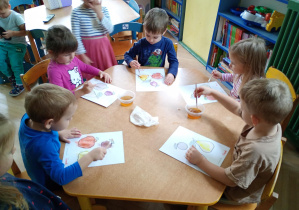 Dzieci malują wodną malowankę