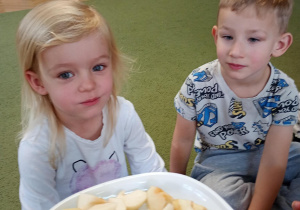 Dziewczynka odgaduje owoc za pomocą smaku