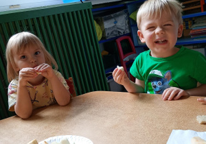 Chłopczyk i dziewczynka smakują owoce