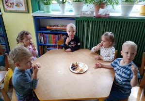 Puchatki jedzą ze smakiem pokrojone owoce