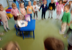 Puchatki śpiewają koleżance "Sto lat"