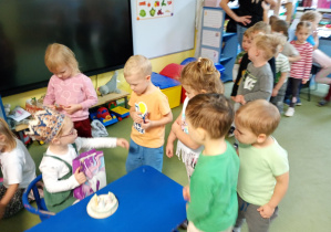 Puchatki składają koleżance urodzinowe życzenia