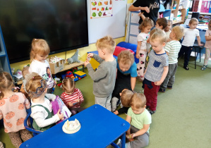 Dzieci częstują się urodzinowymi żelkami