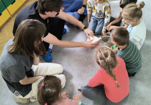 Dzieci uczą się jak poprawnie myć zęby