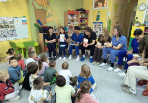 Dzieci słuchają prelekcji studentów stomatologii