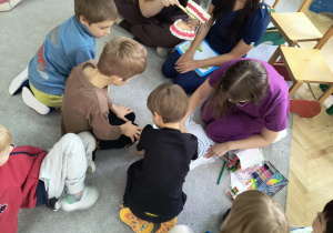 Dzieci uczą się jak poprawnie myć zęby