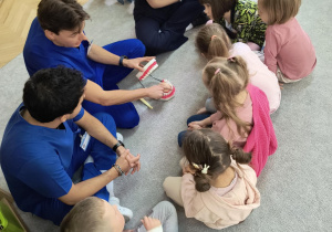 Dzieci uczą się jak poprawnie myć zęby