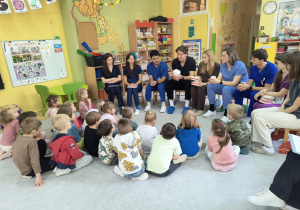 Dzieci słuchają prelekcji studentów stomatologii