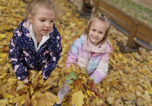Dziewczynki rzucają liście