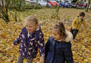 Dziewczynki rzucają liście