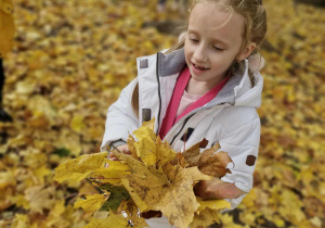 Dzieci rzucają liście