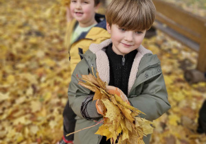 Dzieci rzucają liście