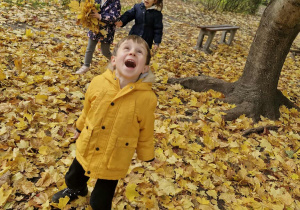 Dzieci rzucają liście