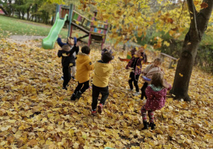 Dzieci rzucają liście