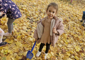 Dziewczynki rzucają liście