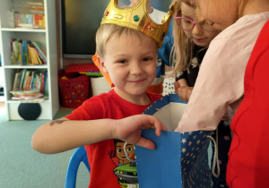 Gabryś częstuje dzieci cukierkami