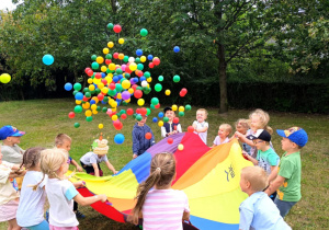 Dzieci biorą udział w urodzinowych zabawach