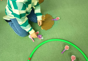 Przypinanie jabłek według liczby oczek wyrzuconych na kostce