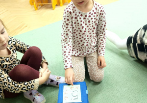 Liczenie liczby oczek wyrzuconych na kostce