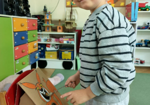 Dzieci karmią wiewiórkę