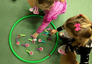 Przypinanie jabłek na spinaczach