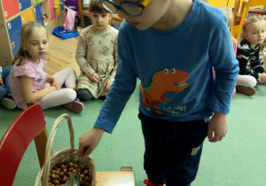 Nabieranie na łyżkę orzecha