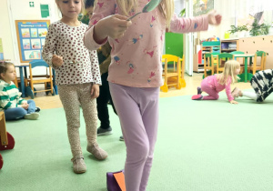 Pokonanie toru przeszkód z orzechem na łyżce