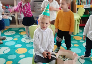 Dzieci śpiewają Michalince 100 lat