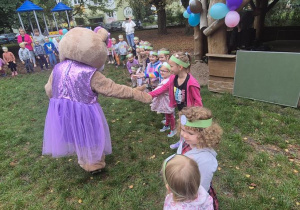 Miś wita się z dziećmi