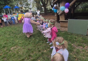 Miś wita się z dziećmi