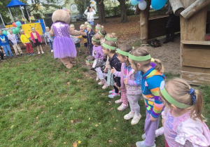 Miś wita się z dziećmi