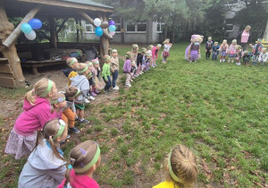 Wspólne pląsy w kole z misiem