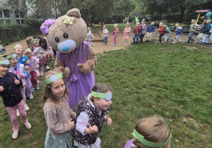 dzieci podczas zabawy z misiem