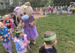 dzieci podczas zabawy z misiem