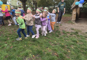 dzieci bawią się wspólnie