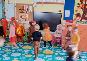 Dzieci bawią sie przy muzyce