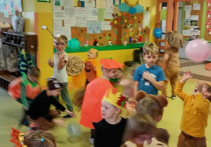 dzieci taczą na balu