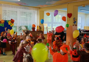 Dzieci tańczą z balonami.