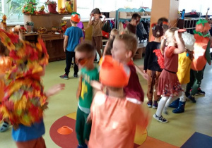 Zabawy i tańce na balu.