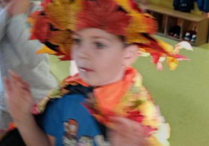 Chłopiec przebrany za listek.