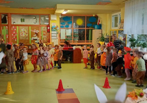 Dzieci tańczą w powitalnym pociagu.