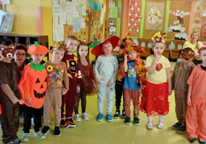 Grupa motylków śpiewa w kole.