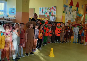 Grupa sówek śpiewa w kole.