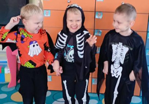 Mikołaj, Olek i Matvi w przebraniach.