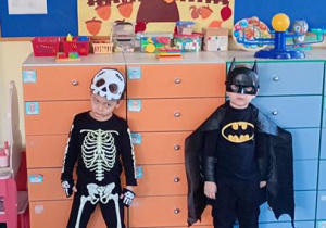 Maksym i Artur w przebranaich.