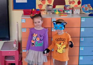 Marysia i Bartek w przebraniach.