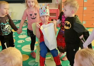 Dzieci śpiewają 100 lat Stasiowi.