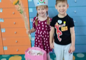 Staś wręcza kwiatka Hani.