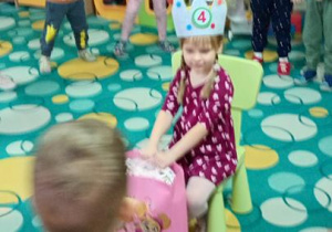 Hania rozdaje prezenty dzieciom.