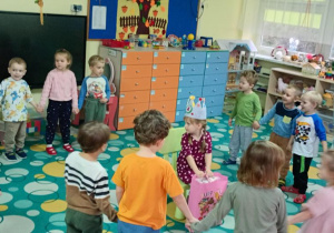 Dzieci w kole spiewają Hani 100 lat.